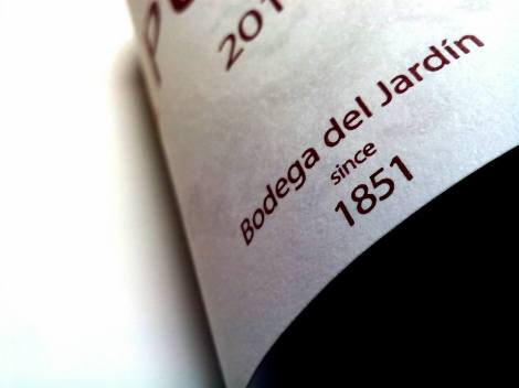 Detalle del etiquetado del vino 1 Pulso.