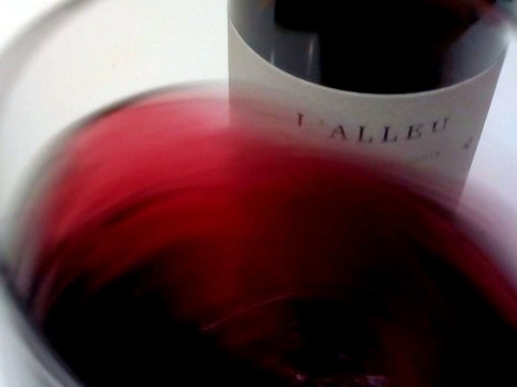 El vino L´Alleu 2013 moviéndose en la copa.