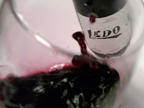 El vino Ledo.8 crianza oxigenándose en la copa.