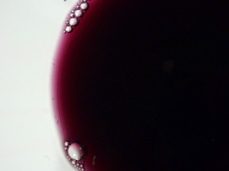 Detalle del color del vino Recoveco Maceración Carbónica.