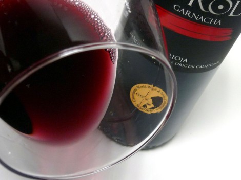 Detalle del color del vino Horola Garnacha 2014.