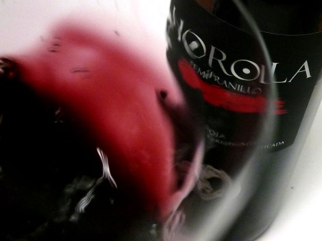 Las tonalidades de color del vino Horola Tempranillo 2014.