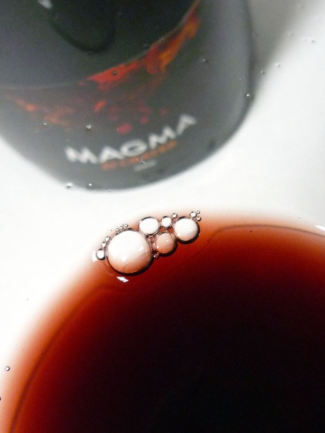 El color del vino Magma 2008 en la copa.
