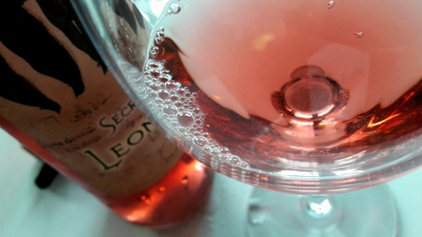 Detalle del vino Secretum Leonardi Rosado en la copa.