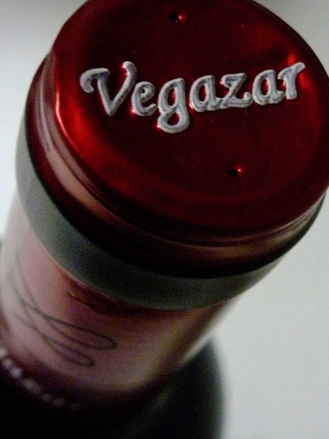 Detalle de la cápsula del vino Vegazar Roble.